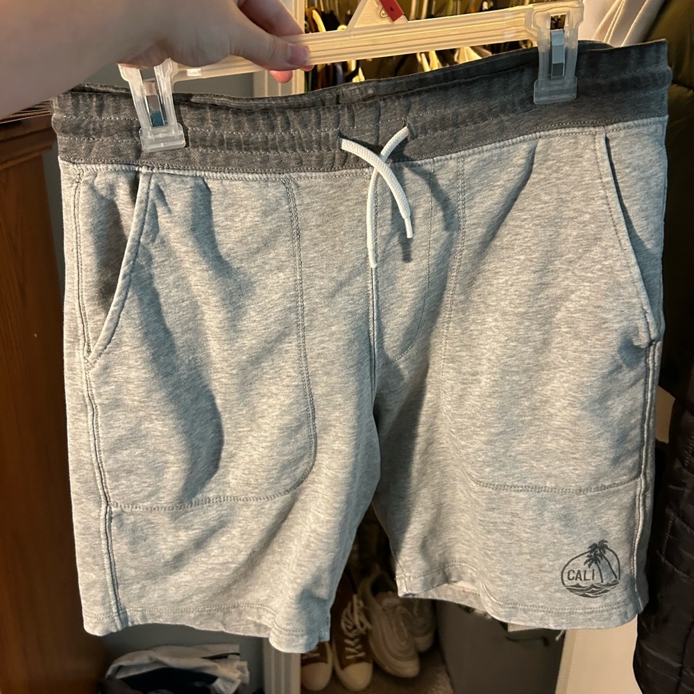 grey shorts